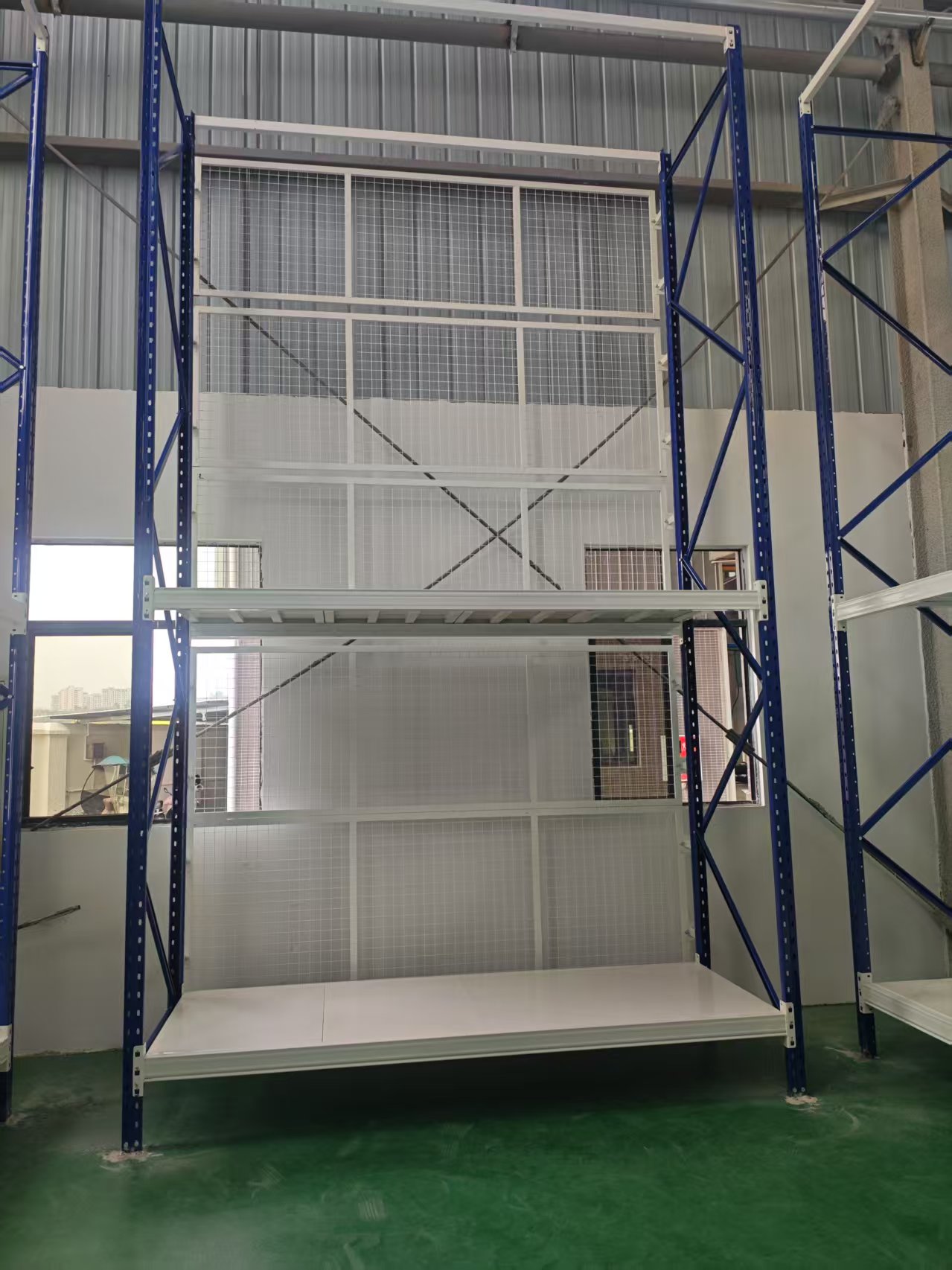 重型层板货架（加背网）：筑牢仓储安全防线，高效承载每一份信赖
